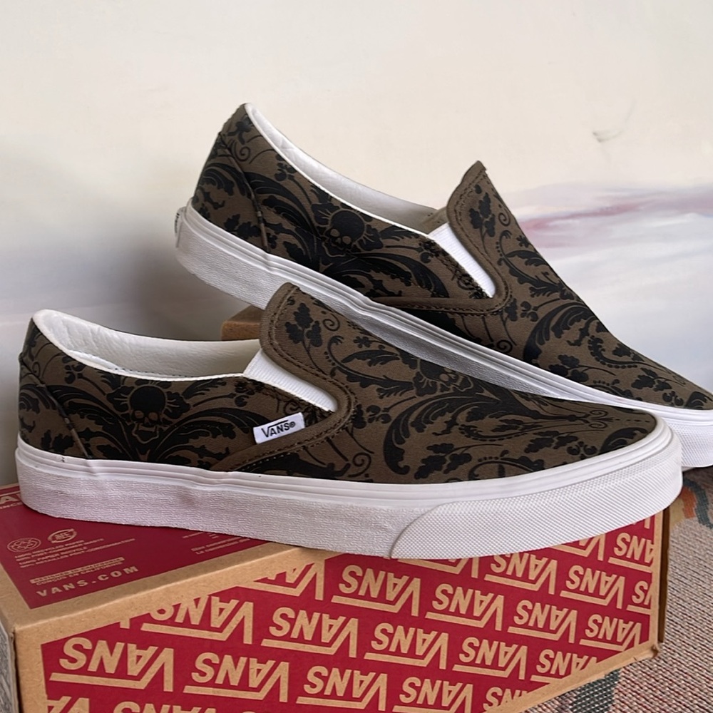 Vans WMNS Classic Slip-On
Skull Tapestry Grape Leaf
VN0A5A080FI
Sneakers - Picture 7 of 16